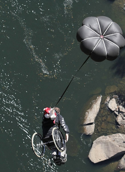 加拿大四肢瘫痪男子的极限跳伞运动