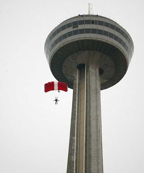 加拿大四肢瘫痪男子的极限跳伞运动