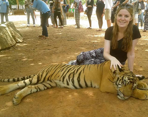 英国女大学生泰国旅游摸老虎险些命丧