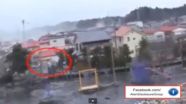 日本311海啸发生时,有人拍摄到神秘白烟穿过民房