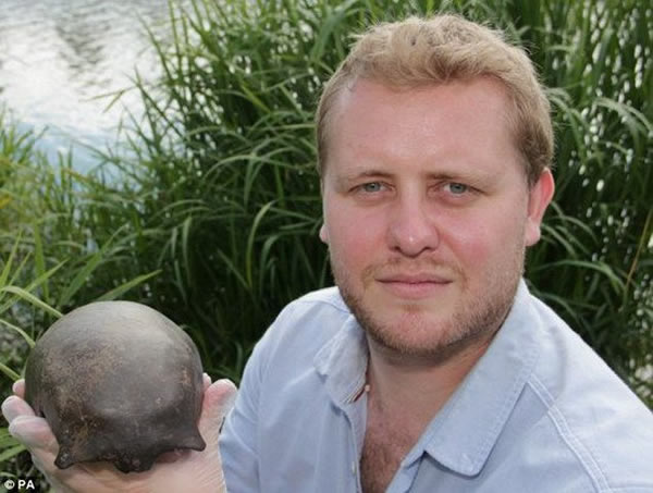 Ӣ����˹�ؿ����Ϸ�����ǧ��ǰ������ͷ��