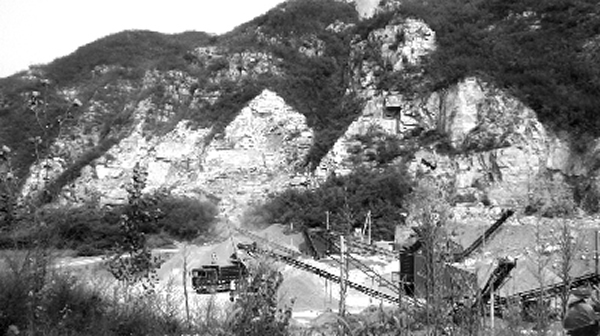 监管部门对私采滥挖的治理流于形式,当地山体被毁坏的程度触目惊心。这是东大岭一侧安装的用于采石的器械设备及毁坏的山体。