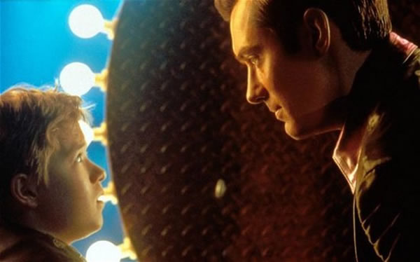 史蒂文-斯皮尔伯格2001年的电影《人工智能(AI)》描绘了一个机器人变成怪异人类的未来