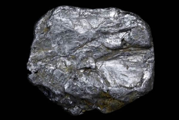 钼可从辉钼矿(照片所示)中提取出来