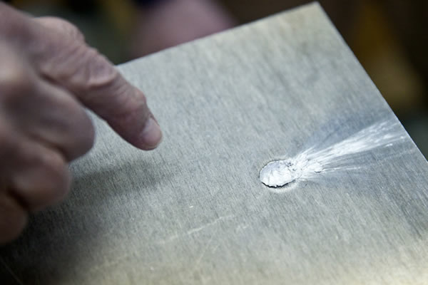 模拟小行星撞击在铝块上留下的痕迹