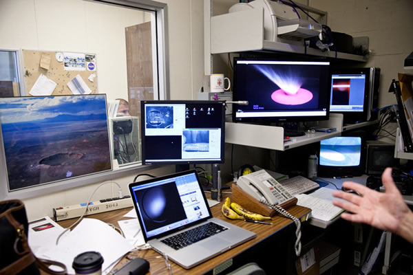 靶场旁边的控制室中摆满了用于监测和记录撞击的计算机设备