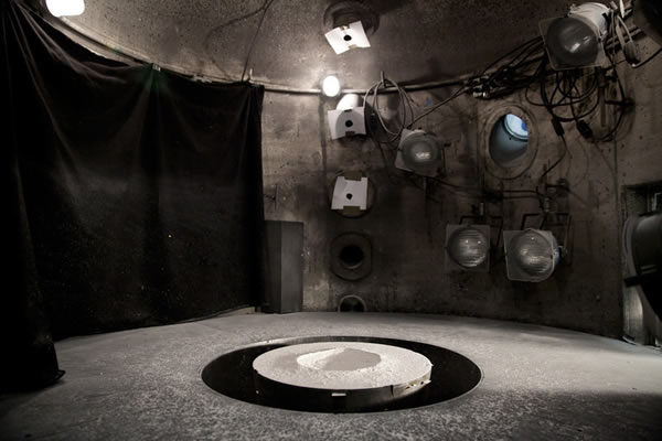 压力室内的白云石粉尘中新形成的“陨石坑”