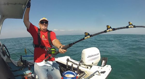 英国两名渔民“苦战”两小时钓到14英尺长的长尾鲨