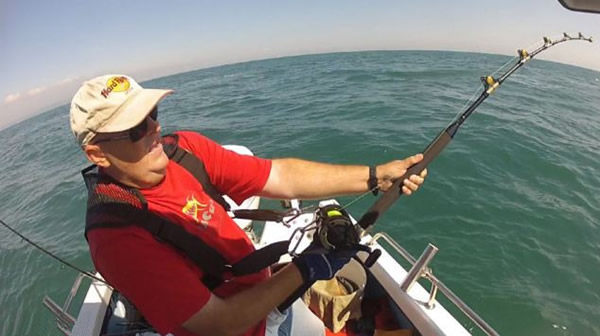 英国两名渔民“苦战”两小时钓到14英尺长的长尾鲨