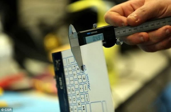 CSR�Ƽ���˾�Ŀ�ѧ����������һ�����͵ļ�������̣���ֽ��һ���˱�����Ƚ�0.5���ף�����Ϊ�κδ���װ�õ�һ���֣��ù�˾�����������������˱��ļ��������