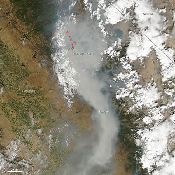 2013年8月31日,NASA的Aqua卫星上的中分辨率成像光谱仪(MODIS)拍下了上面的第一幅照片。红色线框勾勒出MODIS检测到的火灾活跃的地区。