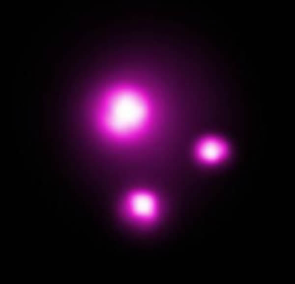 һ��X������Ƭչʾ��HD 189733˫��ϵͳ��������(��)�����½ǵķ�������һ��΢���İ��ǡ���Ƭ�ײ��ķ������Ǹ��������壬����������HD 189733˫��ϵͳ