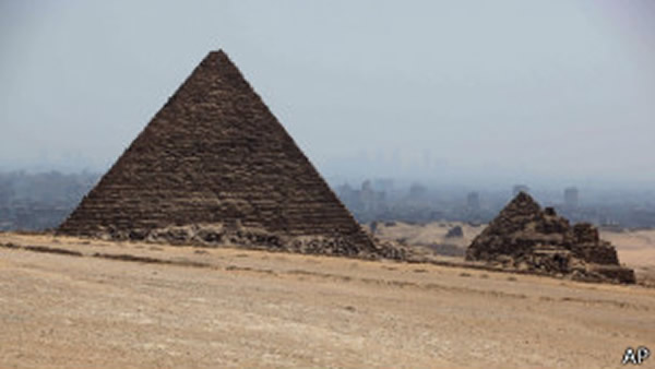 埃及文明的标记是金字塔,但是金字塔算是在埃及文明中期时的产物。