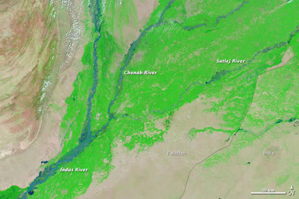 2013年9月4日,NASA的Terra卫星上的中分辨率成像光谱仪(MODIS)拍摄了上面的第一幅伪色照片。在这种类型的图像中,水是黑色或深蓝色的,含沙水或泥泞