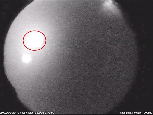 美国宇航局拍摄到亮度为满月20倍的流星划过夜空