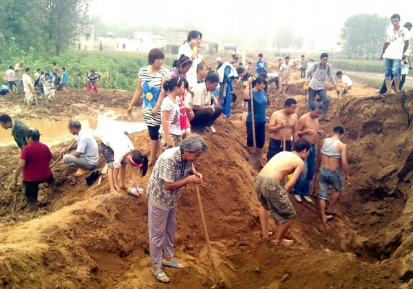 河南村落现古钱币引百人抢挖