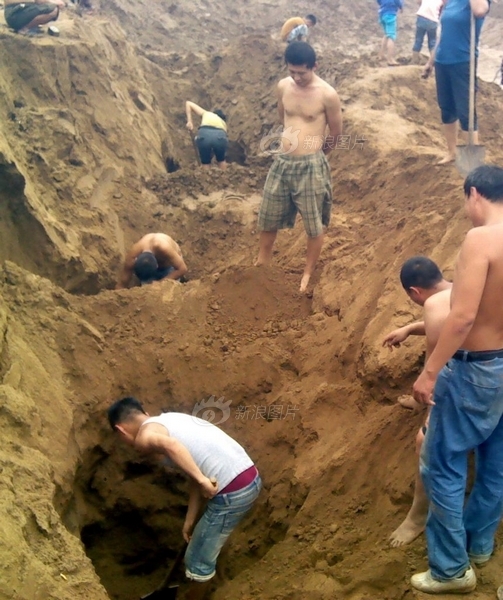 河南村落现古钱币引百人抢挖