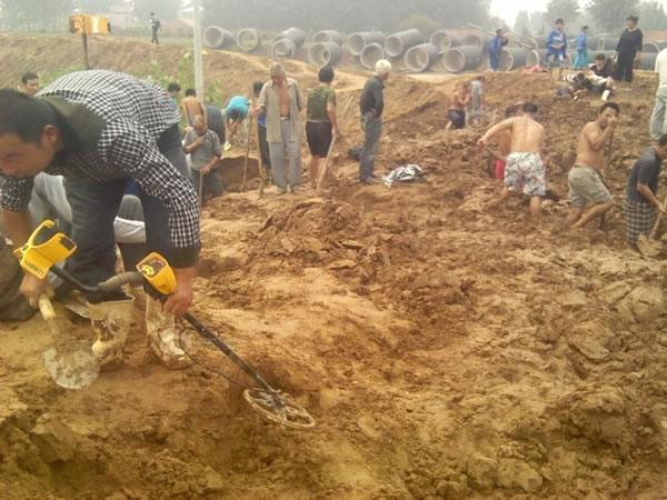 河南村落现古钱币引百人抢挖