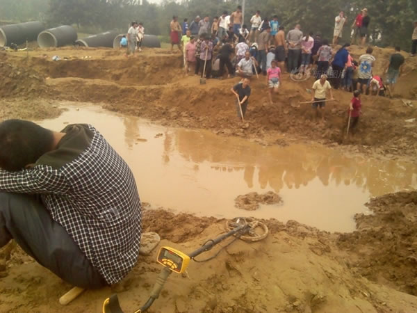 河南村落现古钱币引百人抢挖