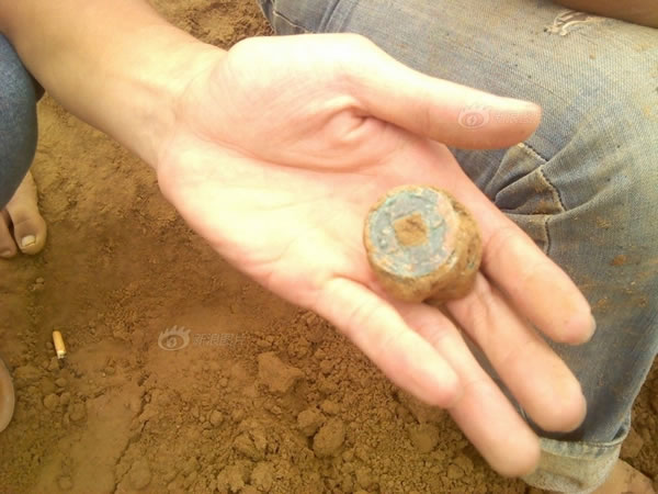 河南村落现古钱币引百人抢挖