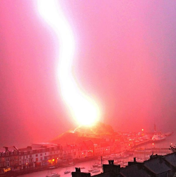 一道诡异的闪电击中英国德文郡一座古老教堂