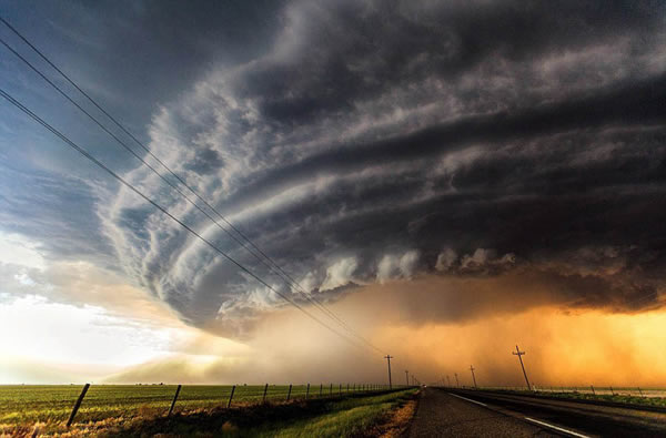 超级雷雨胞在美国龙卷风走廊形成时的骇人景