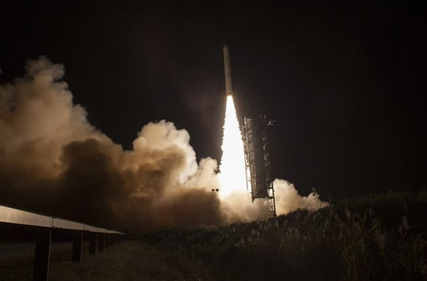 美国NASA的米诺陶五号火箭发射升空吹飞小青蛙