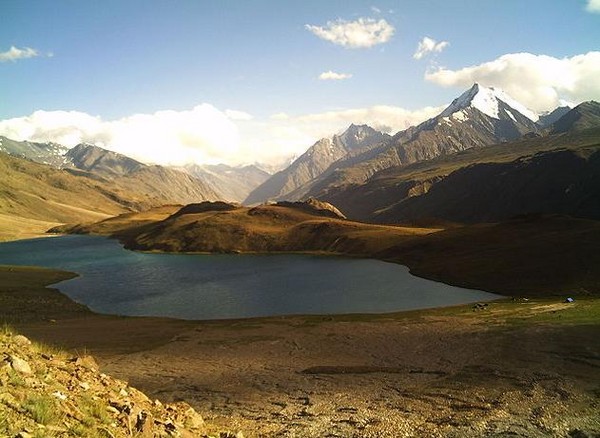 印度昌德拉塔尔湖,又称月亮湖,传有神秘人影出没。