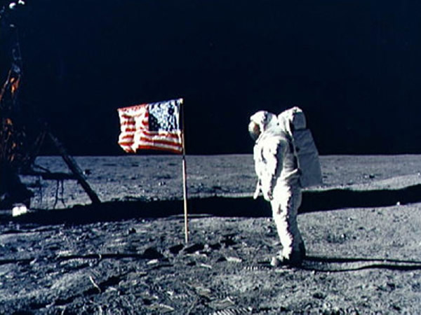 前NASA顾问退休后,出版了「黑暗任务NASA秘辛」,爆料登陆月球时太空人见到UFO。