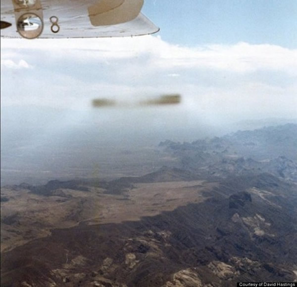 1985年,两名英国飞行员在美国上空遭遇UFO「逼机」,匆忙拿出相机拍下这个不明物体。