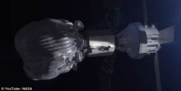 把小行星拴在“猎户座”上后,宇航员将会通过太空行走捕捉该天体