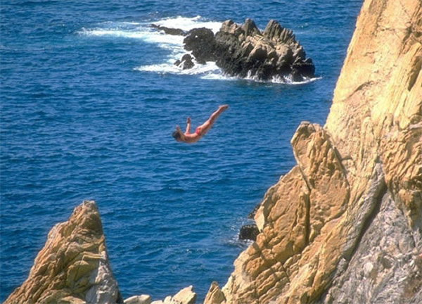 十几年前的恐怖场景:挪威悬崖跳水表演赛30名选手跳入海中全部失踪