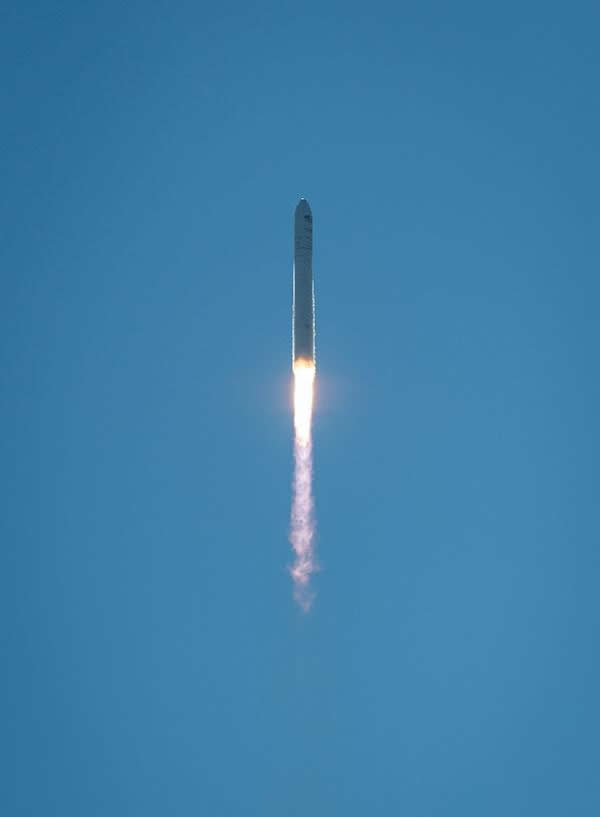 美国私企“安塔瑞斯”号运载火箭搭载着“天鹅座”飞船发射升空