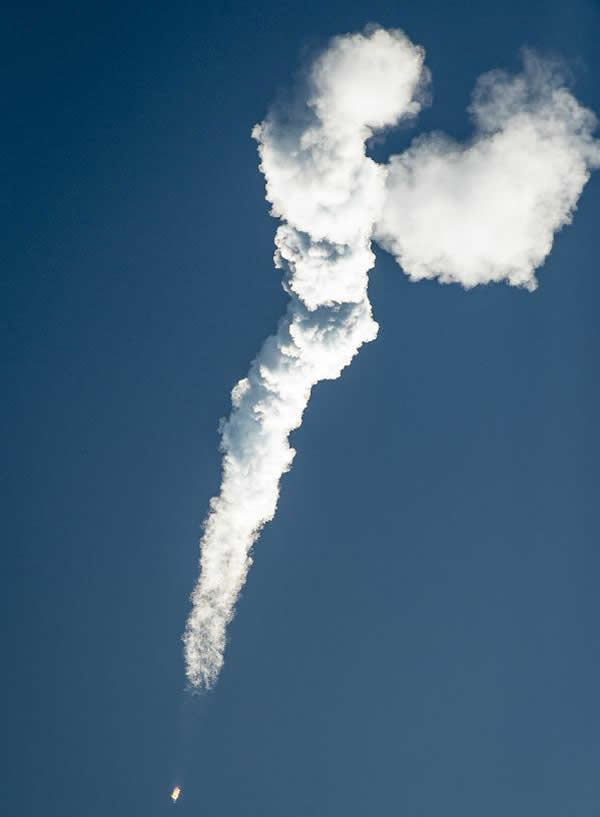 美国私企“安塔瑞斯”号运载火箭搭载着“天鹅座”飞船发射升空