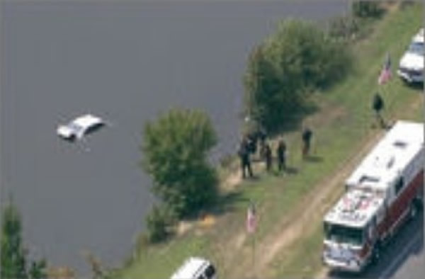 ����һŮ�Ӽ�ʻʱ���Է����Ž�����������