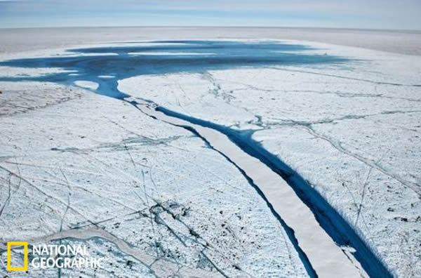 研究人员发现格陵兰岛的冰川下方是一个巨大的峡谷,其长度几乎是著名的科罗拉多大峡谷的两倍