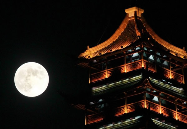 9月19日在江苏南通拍摄的中秋明月。当日是中国传统节日中秋节。今年的中秋节是2021年之前最后一次“十五的月亮十五圆”。