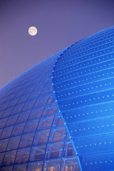 9月19日,北京,国家大剧院上空的月亮(二次曝光拍摄)。