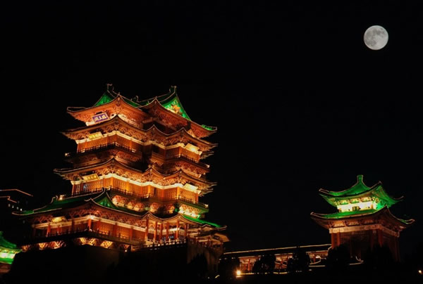 9月19日,江西省南昌市,八一大桥上的霓虹灯与月光交相辉映。