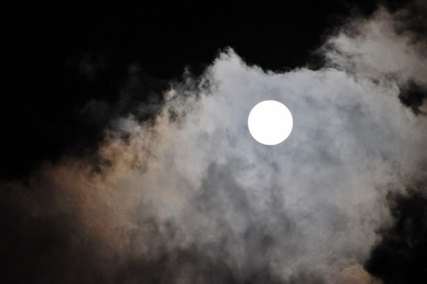 9月19日,中秋节之夜,江西遂川,十五的月亮圆又圆,恰似银盘挂天空。