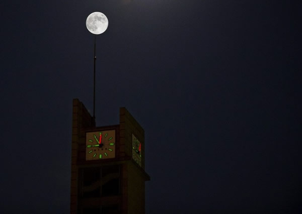 9月19日晚,湖北武汉 ,湖北经济学院,中秋节,该校图书馆上空的一轮皓月。