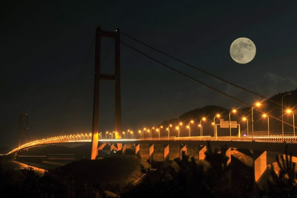 9月19日,浙江省舟山市,中秋赏月。