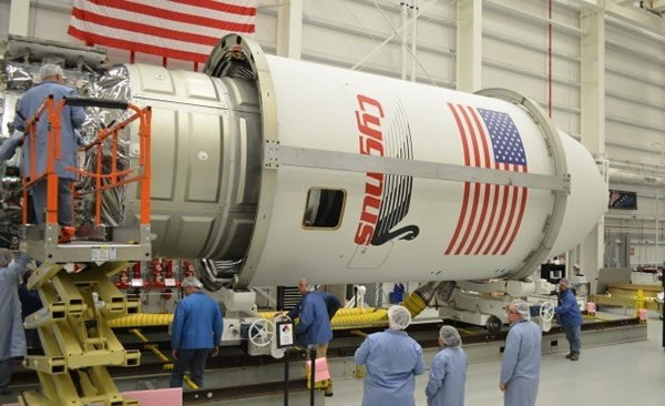 “天鹅座”飞船进入火箭整流罩中