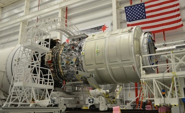 “天鹅座”飞船正在与火箭安装对接中