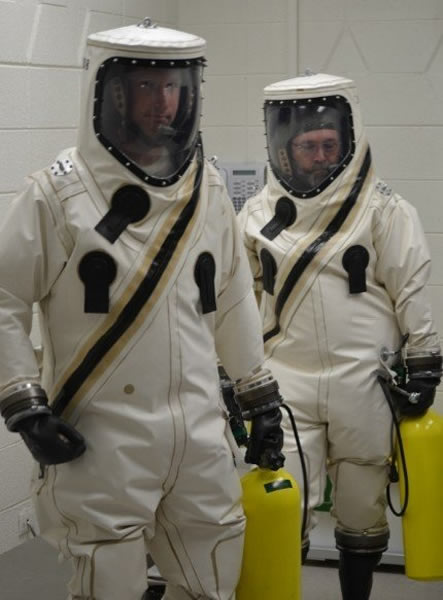 车间中全副“武装”的轨道科学公司技术人员,他们穿着的是“救生单元”