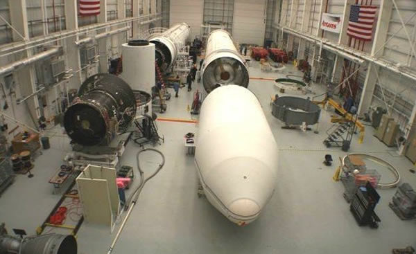 车间中全副“武装”的轨道科学公司技术人员,他们穿着的是“救生单元”