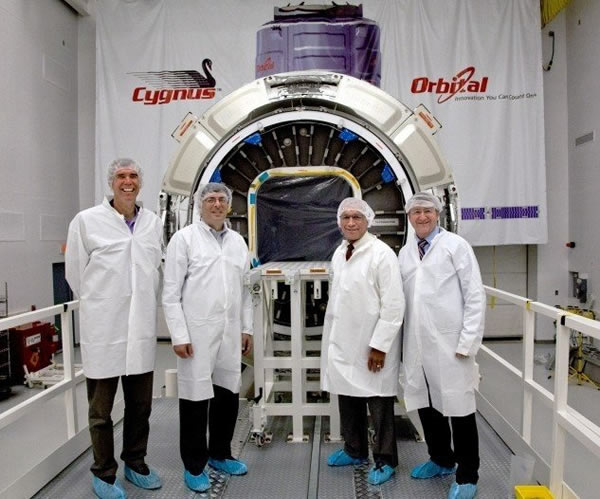 轨道科学公司技术人员与“天鹅座”飞船