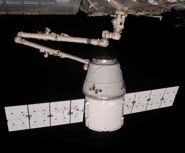 “龙”式飞船对接国际空间站