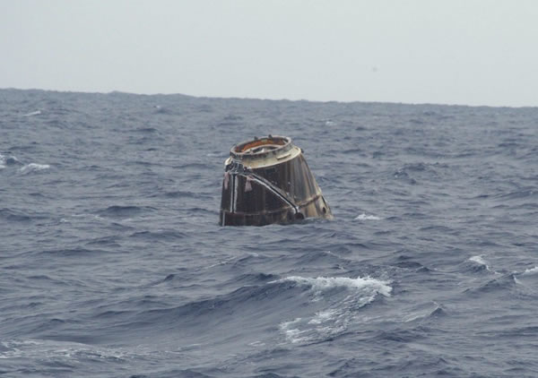 溅落海面的“龙”式飞船