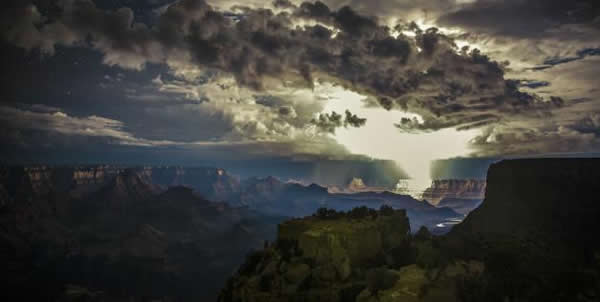 闪电击中美国亚利桑那州大峡谷的壮观美景